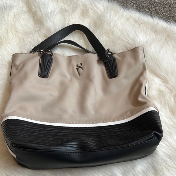 Vera Wang bag. - Picture 1 of 2